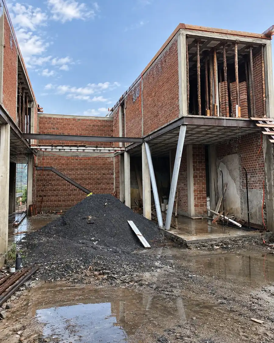 En construcción · estructura y cerramientos.