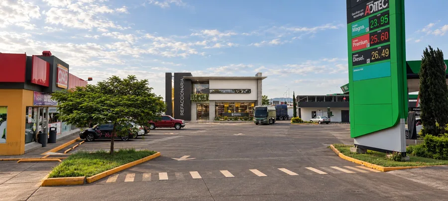 Relación del local con la estación de servicio. Visualización arquitectónica.