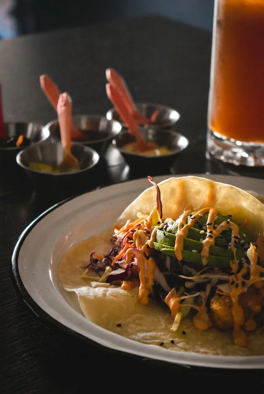 Taco de camarón capeado servido en Del Abuelo